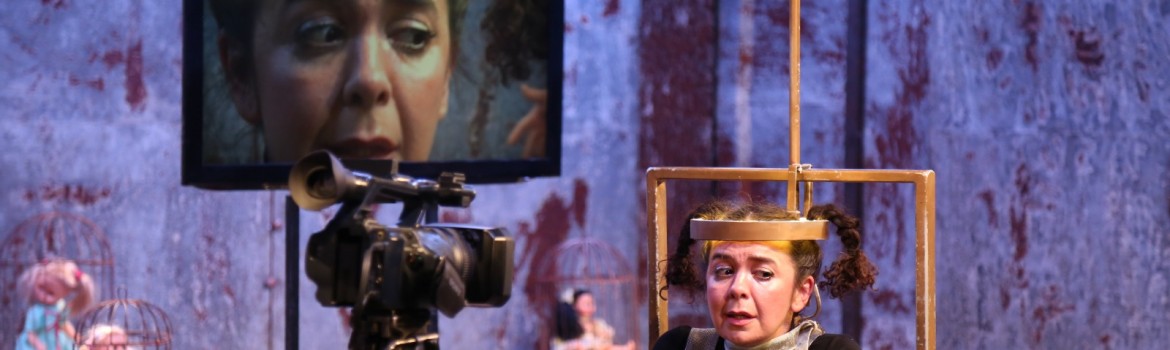 Ioana Calotă, în „Lecția” de Eugen Ionescu, regia Felix Alexa, foto Victor Diaconu