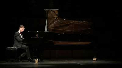Pianistul Joshua Harris